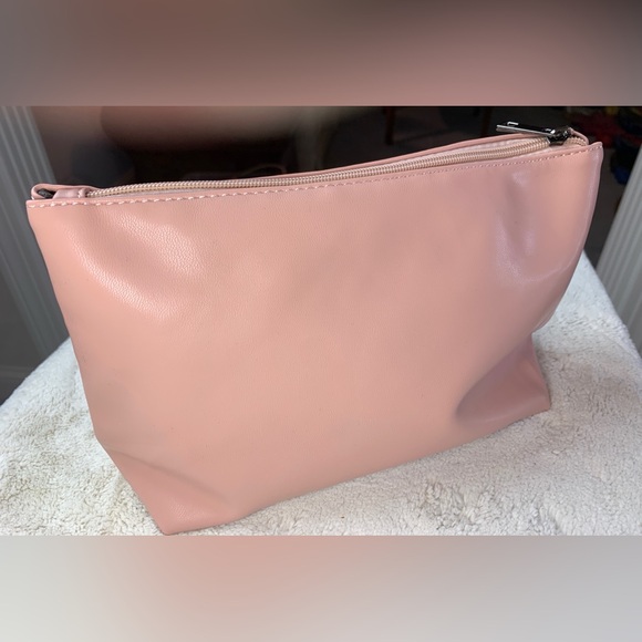 Pink faux leather weaved bag with removable zippered bag. - Picture 3 of 6